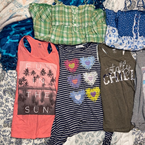 6 tank tops - Picture 2 of 4